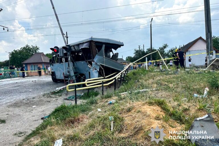 Страшна аварія на Рівненщині: маршрутка врізалася в потяг, є жертви. 4 Страшна аварія на Рівненщині: маршрутка врізалася в потяг, є жертви. 4