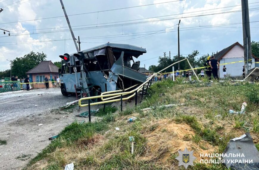 Ексклюзивні новини України 48 Страшна аварія на Рівненщині: маршрутка врізалася в потяг,…