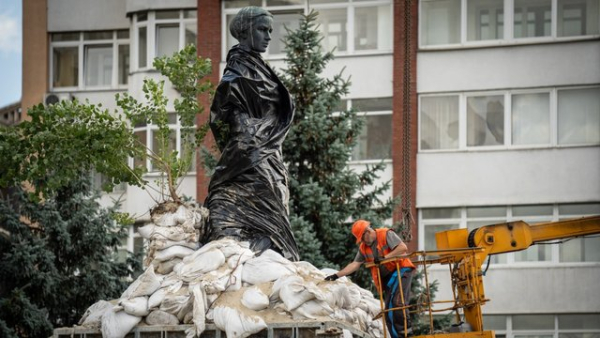 У столиці розпочали зняття захисних споруд поруч із пам’ятником Лесі Українки