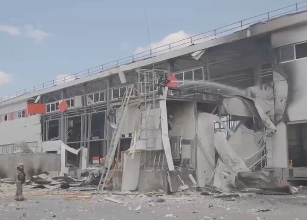 Ексклюзивні новини України 32 Російські сили знищили черговий термінал “Нової пошти”.