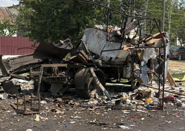 Російські сили обстріляли автомобіль із мирними жителями на Донеччині, що призвело до загибелі двох осіб та поранень трьох інших. 2