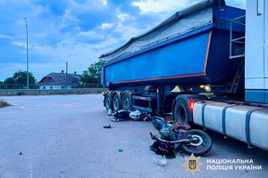 Запекла ДТП на Рівненщині: вантажівка зіткнулася з двома мотоциклами – подробиці аварії 6