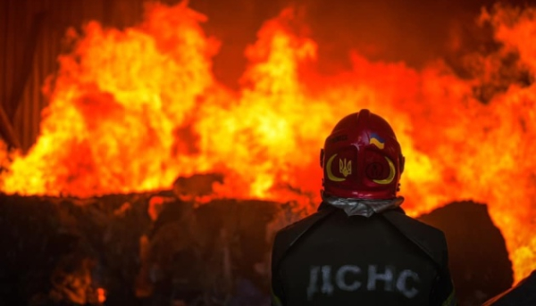 У Києві ліквідовано загорання у висотній будівлі, що постраждала від падіння уламків 2