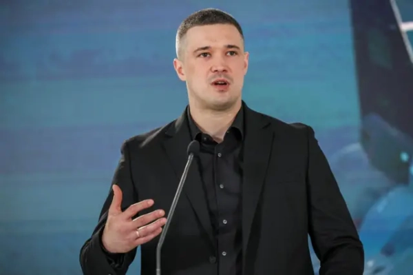 Федоров у чорному жакеті і сірій сорочці 