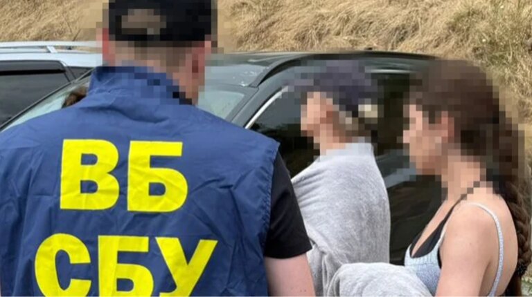 Радницю Торгово-промислової палати та її сина звинувачують у вимаганні 100 тисяч євро у виробника безпілотників 15 Радницю Торгово-промислової палати та її сина звинувачують у вимаганні 100 тисяч євро у виробника безпілотників 15