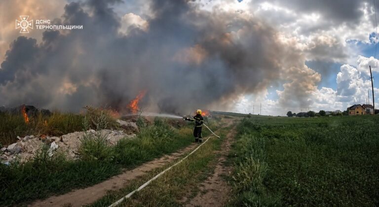 Блискавична пожежа: як Тернопільщина рятувала врожай від небесного вогню 32 Блискавична пожежа: як Тернопільщина рятувала врожай від небесного вогню 32