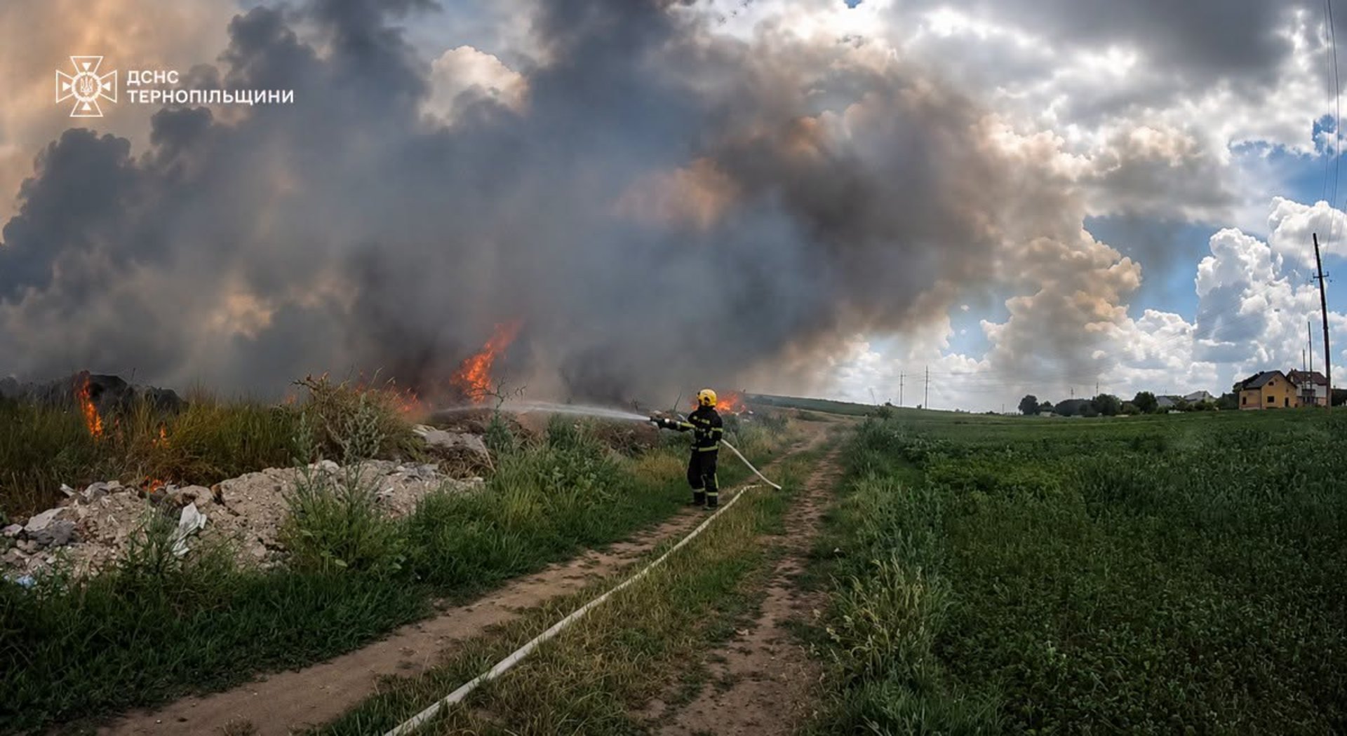Блискавична пожежа: як Тернопільщина рятувала врожай від небесного вогню 2