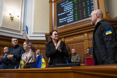 Віце-премʼєрка Юлія Свириденко (в центрі) аплодує Денису Шмигалю (праворуч) після того, як Верховна Рада прийняла його відставку з посади прем'єр-міністра України, Київ, 16 липня 2025 року