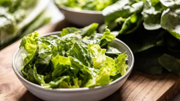 10 чудових продуктів для пам'яті 9 Порізаний салат ромен у мисці на кухонному столі.