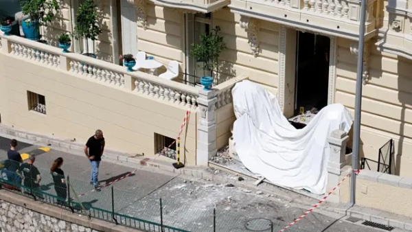 Вхід до житлового будинку в Монако після вибуху, який, за даними слідства, спричинила посилка з вибухівкою. 29 червня 2026 року.