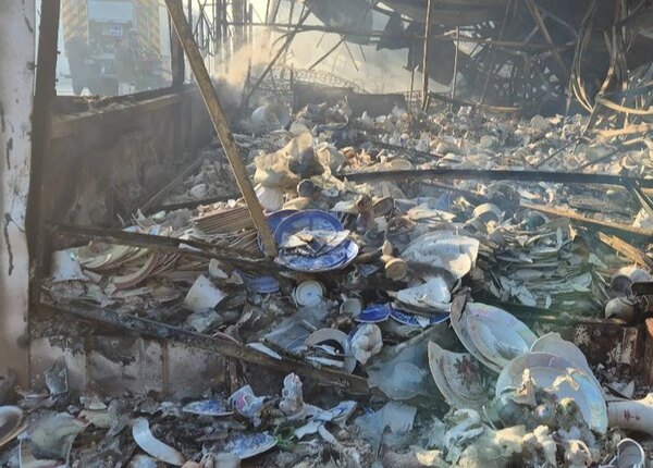 Наслідки російського удару по Києву: торгові кіоски зайнялися полум’ям неподалік станції метро “Почайна”.