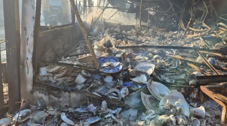 Наслідки російського удару по Києву: торгові кіоски зайнялися полум'ям неподалік станції метро "Почайна". 11