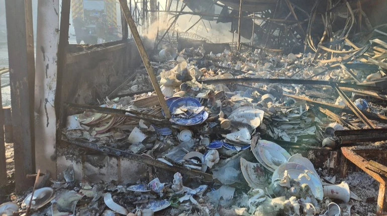 Наслідки російського удару по Києву: торгові кіоски зайнялися полум'ям неподалік станції метро "Почайна". 2