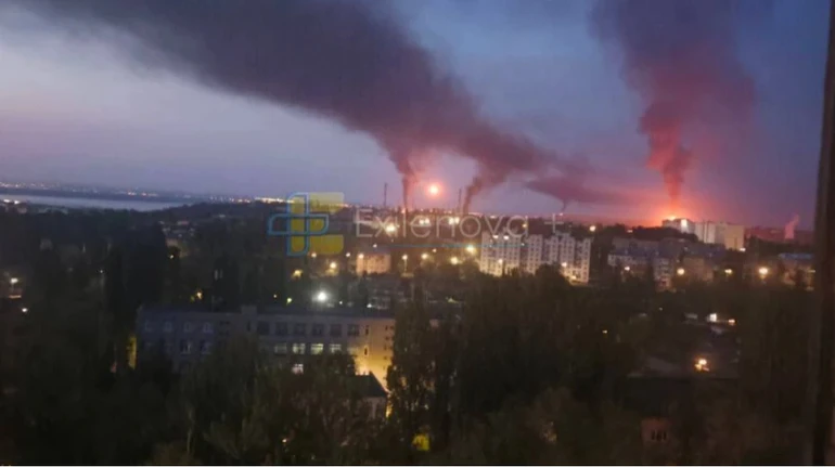 Ексклюзивні новини України 41 Дрони здійснили напади на нафтопереробний завод у Саратові…