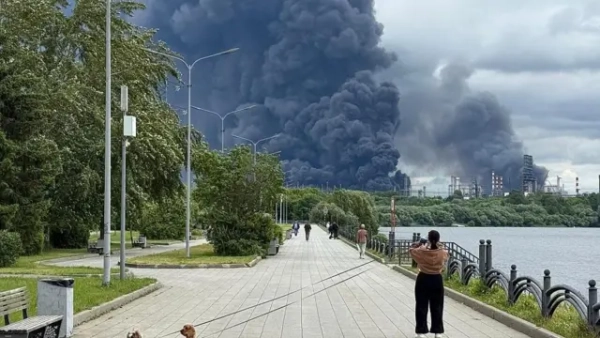 Дим над Москвою після удару по НПЗ в Москві 