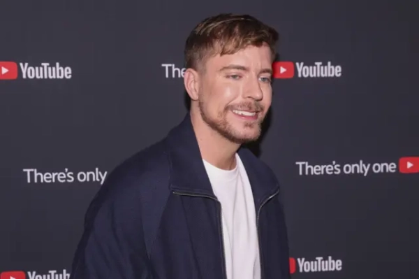 MrBeast і Теа Буйсен одружилися: деталі весілля на острові 6 Американський медійний діяч MrBeast, також відомий як Джеймс Стівен Джиммі Дональдсон, позує на червоній доріжці телевізійної презентації YouTube Brandcast у Лінкольн-центрі в Нью-Йорку, США,