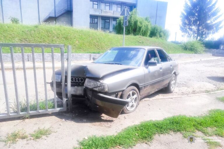 Поліція Рівненщини: п'яний водій спричинив ДТП та напав на правоохоронця 12 Поліція Рівненщини: п'яний водій спричинив ДТП та напав на правоохоронця 12