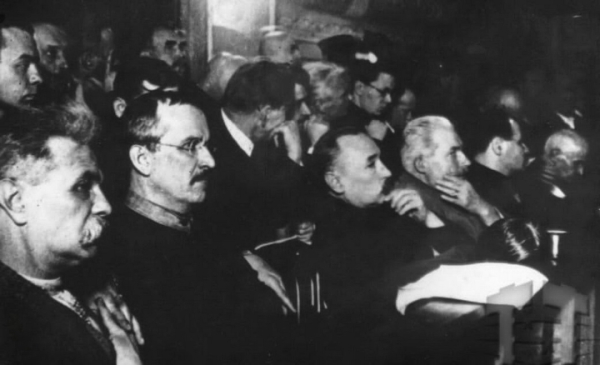 Володимир Чехівський (другий зліва) разом із Сергієм Єфремовим (перший зліва) під час судового процесу в Харкові. Кадр із кінохроніки /Фото tsdkffa.archives.gov.ua Володимир Чехівський (другий зліва) разом із Сергієм Єфремовим (перший зліва) під час судового процесу в Харкові. Кадр із кінохроніки /Фото tsdkffa.archives.gov.ua