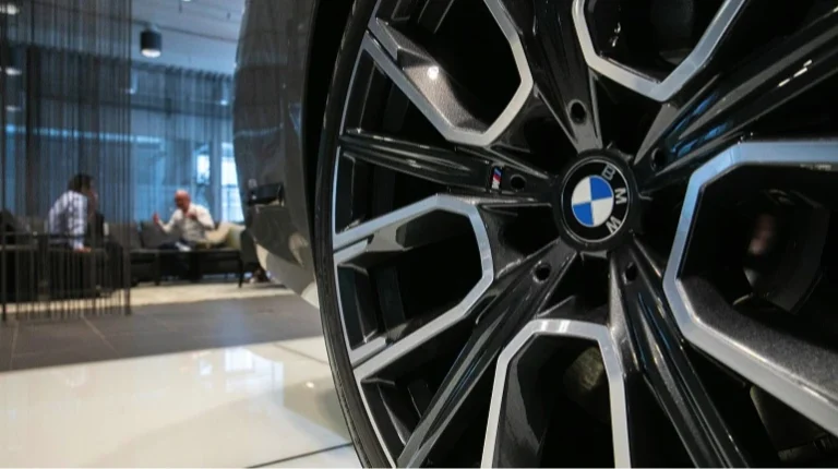 BMW зменшує кількість працівників 16 BMW зменшує кількість працівників 15