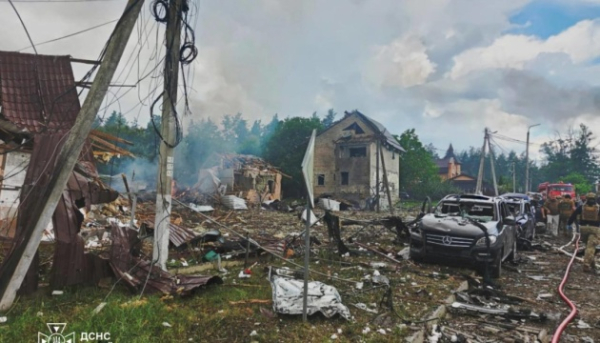 Повітряна атака з використанням балістичної зброї на Київську область: у Бучанському районі постраждало 27 житлових будинків.