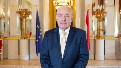 Голова Угорщини затвердив зміну до основного закону, яка обмежує його власні повноваження. 5 Голова Угорщини затвердив зміну до основного закону, яка обмежує його власні повноваження. 5