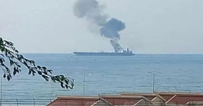 Окупанти зазнають втрат і на морі, і на суші: ворожа армія втратила танкер і понтонну переправу 1