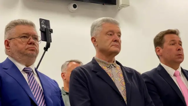 "Моя перемога стане перемогою Зеленського". Як суд вчергове не скасував санкції проти Порошенка 10 Петро Порошенко разом зі своїми адвокатами, 30 червня 2026 року, Київ