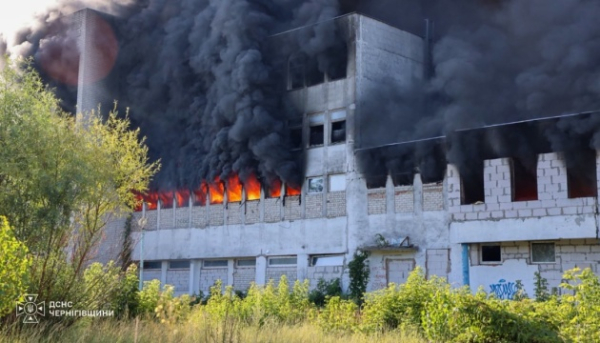 Російські війська здійснили напад на Чернігів, що призвело до займання на промисловому об’єкті.