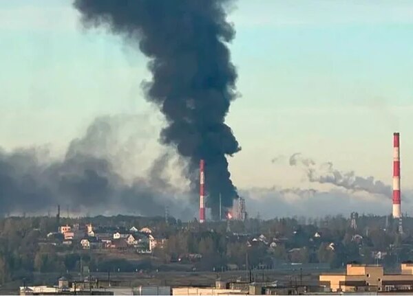 Російські нафтопереробні заводи досі відчувають наслідки українських атак, минув рік, повідомляє FT.