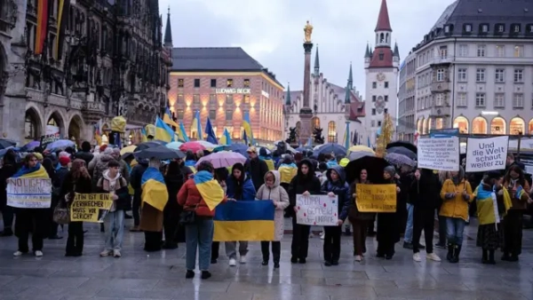 Чому українці, попри політичні суперечки, відмовляються від роботи в Німеччині та обирають Польщу - преса 5 Українська акція на четверту річницю повномасштабної війни Росії в Мюнхені