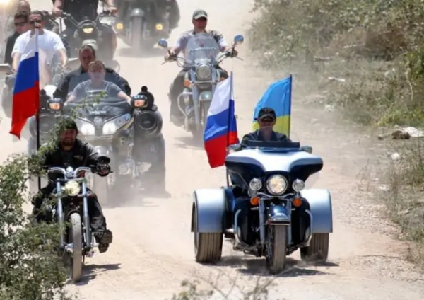 Володимир Путін (тоді прем'єр-міністр Росії) їде на трициклі під час відвідування міжнародного байк-шоу в Севастополі 24 липня 2010 року