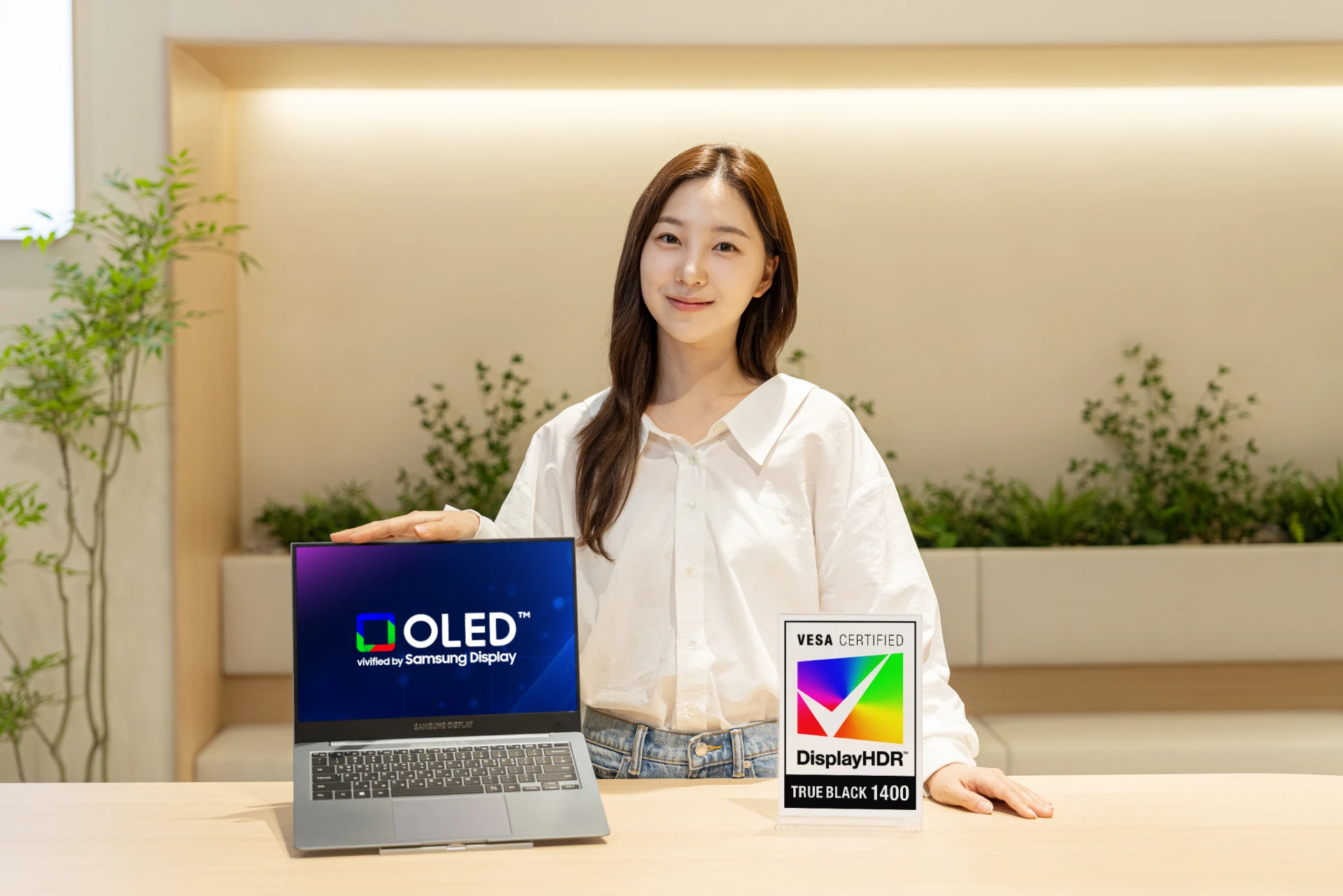 Новий OLED-екран від Samsung для портативних комп'ютерів демонструє максимальну яскравість 1600 ніт 7