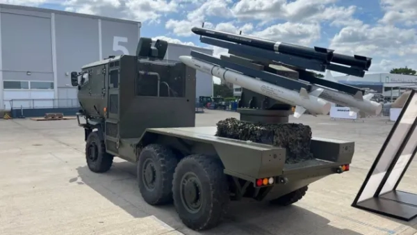 Мобільна система протиповітряної оборони на базі броньованого вантажного автомобіля. На платформі встановлена пускова установка з кількома зенітними ракетами. Експонат представлений на відкритій експозиції авіасалону.