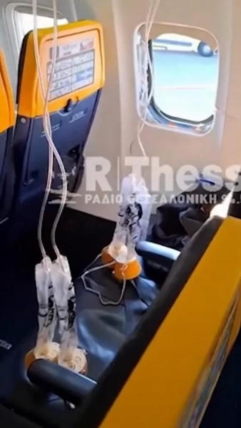 Пасажира Ryanair ледь не засмоктало у вікно літака під час перельоту. 2