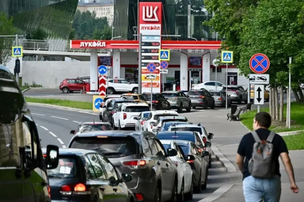 черга машин біля заправки 