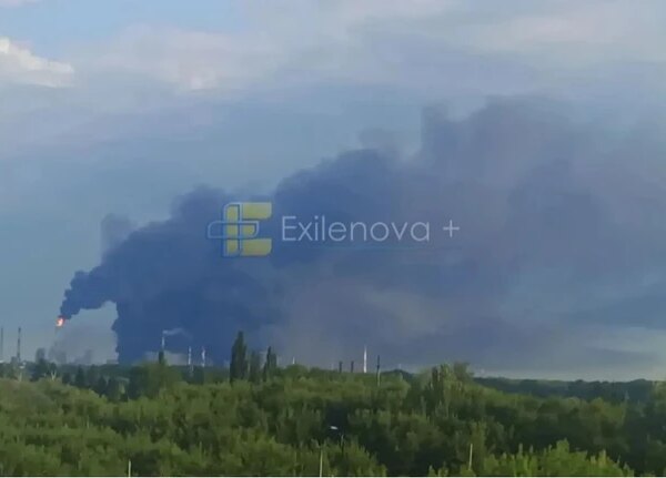 Ексклюзивні новини України 34 Вибухи та займання на нафтопереробному заводі “Газпром нефтехим Салават” у…
