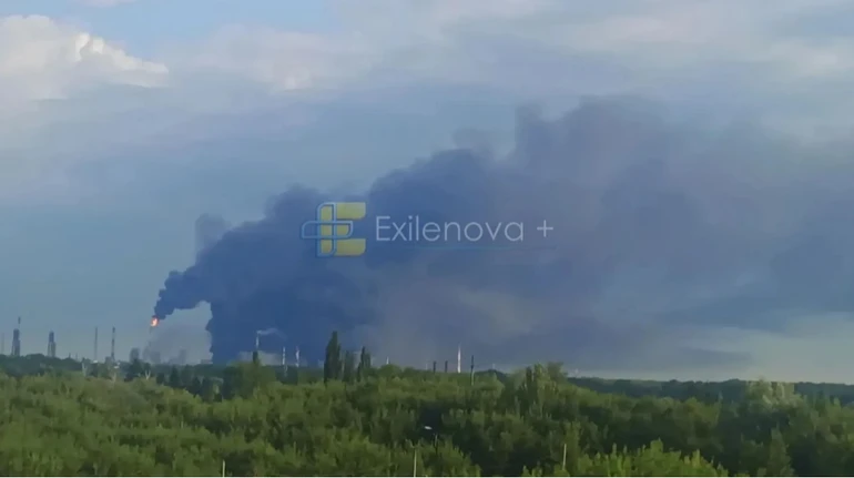 Ексклюзивні новини України 39 Вибухи та займання на нафтопереробному заводі “Газпром нефтехим…