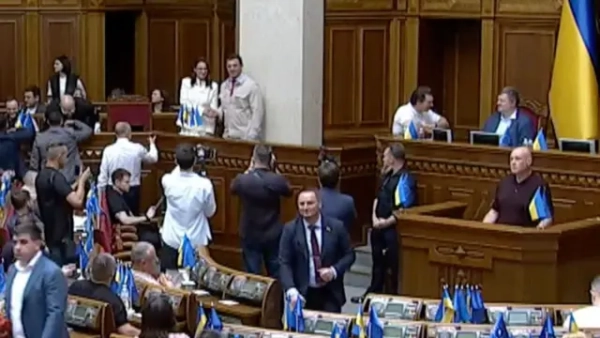 Микола Тищенко фотографується з Юлією Свириденко, поки інші колеги працюють 