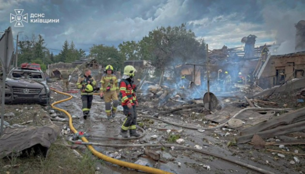 10 осіб загинуло, десятки отримали поранення: Служби порятунку оприлюднили кадри наслідків ракетної атаки Росії на Київську область 1