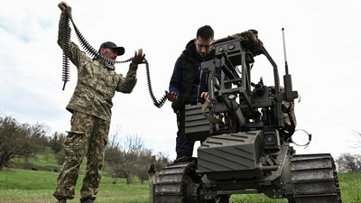 Від початку 2026 року для Збройних Сил України вже законтрактовано більш як 22 тисячі наземних роботизованих систем – повідомляє Міністерство оборони. 9