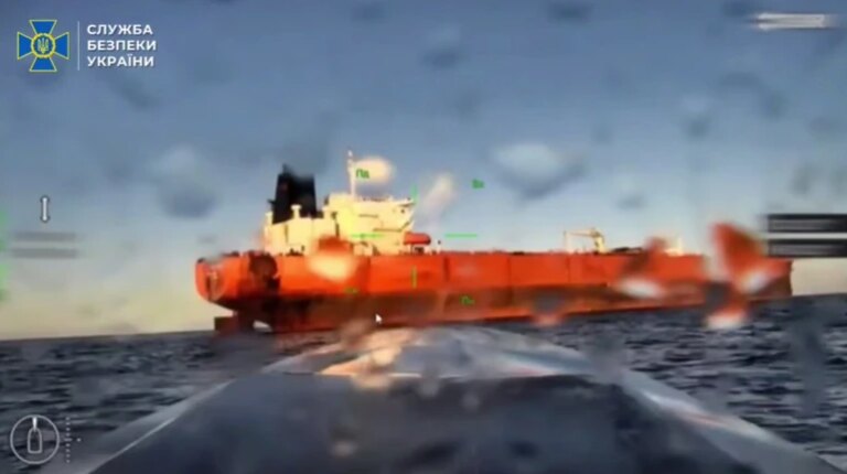 Служба безпеки України та Військово-морські сили України атакували безпілотниками російські танкери "Louise 1" і "Banda" в Чорному морі. 8
