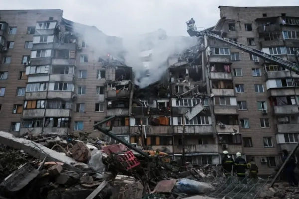 Рятувальники працюють на місці багатоквартирного будинку, серйозно пошкодженого внаслідок російського ракетного та дронового удару. Київ, 6 липня 2026 року.