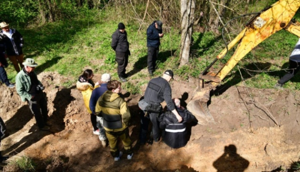 На Волині, у колишньому селі Острівки, віднайдено останки шести осіб.
