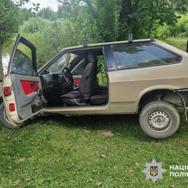 Ексклюзивні новини України 26 П’яний драйв на капоті: дівчина у небезпеці, машина – в…