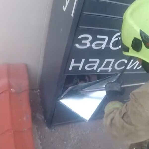 Дівчина застрягла в поштоматі в Рівному: курйозний випадок (відео)