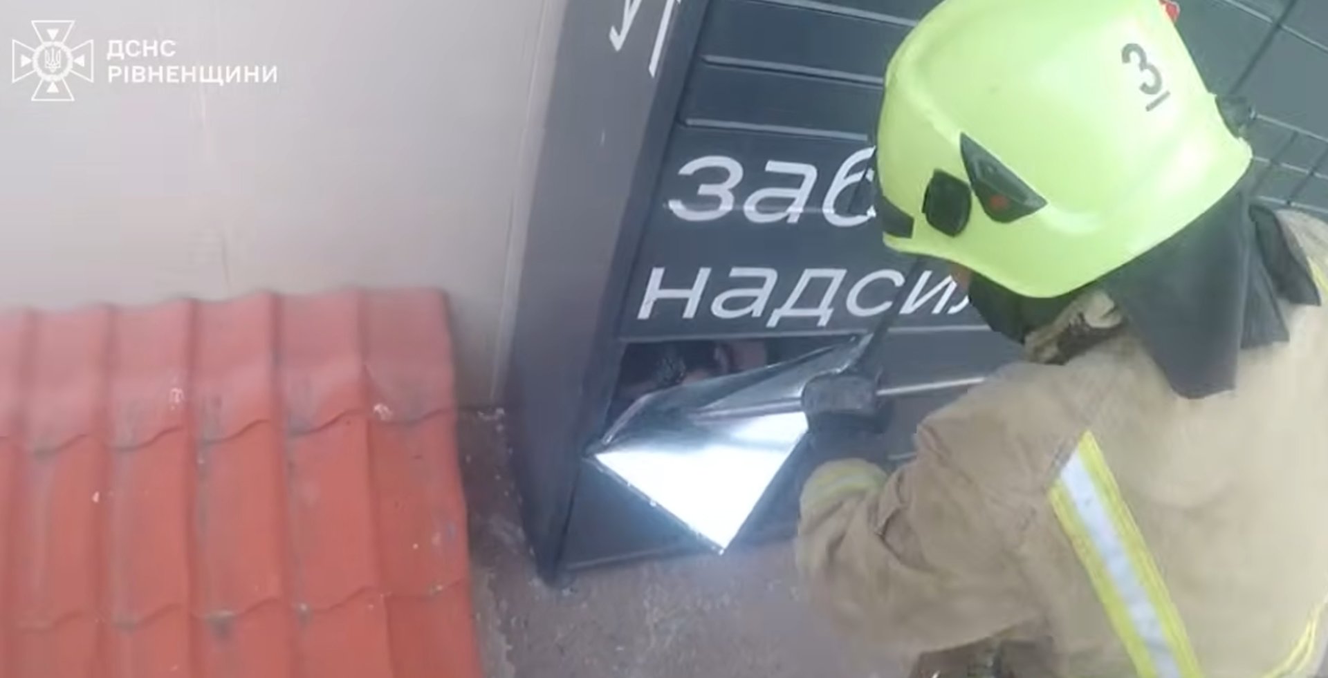Дівчина застрягла в поштоматі в Рівному: курйозний випадок (відео) 3