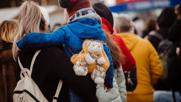 За даними МОМ, в Україні 3,9 мільйона людей досі мають статус внутрішньо переміщених осіб, причому 87% із них скаржаться на брак грошей.