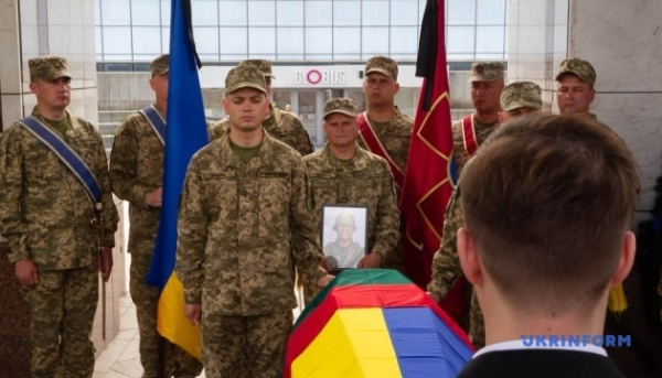 У Києві відбулася церемонія прощання з литовським добровольцем Ігнасом Кайлюсом 10 У Києві відбулася церемонія прощання з литовським добровольцем Ігнасом Кайлюсом 10