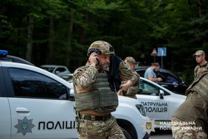 Закарпатська поліція: як затримали чоловіка зі зброєю 18