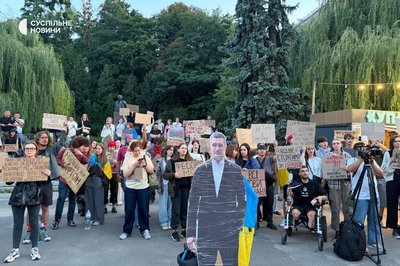 Сьомий день у Києві та областях тривають протести проти звільнення Федорова з крісла міністра оборони.